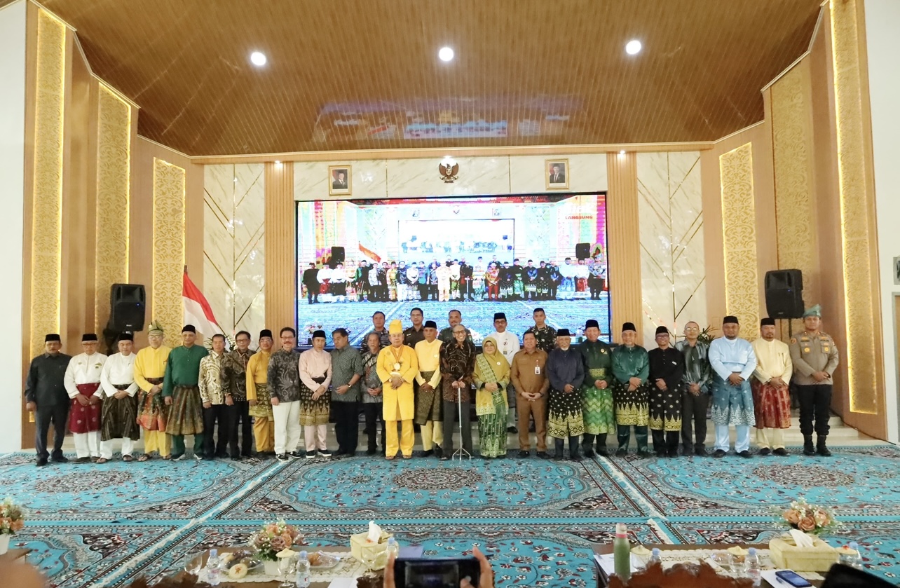 Simposium Siak Pusat Kebudayaan Melayu, Bupati Afni : Bukti Akar Budaya Melayu Terjaga di Siak.