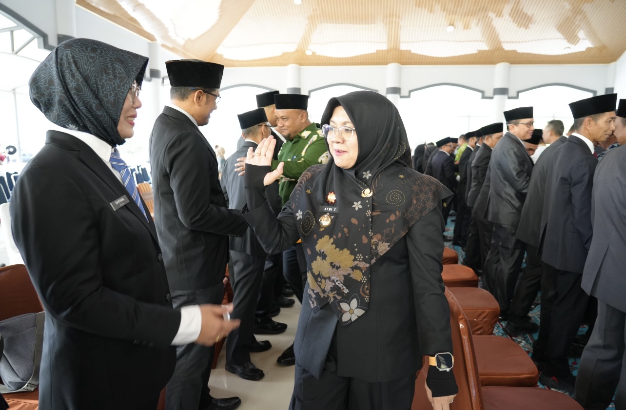 Bupati Afni Lantik 60 Pejabat Administrator dan Pengawas, Tekankan ASN Melayani Masyarakat.
