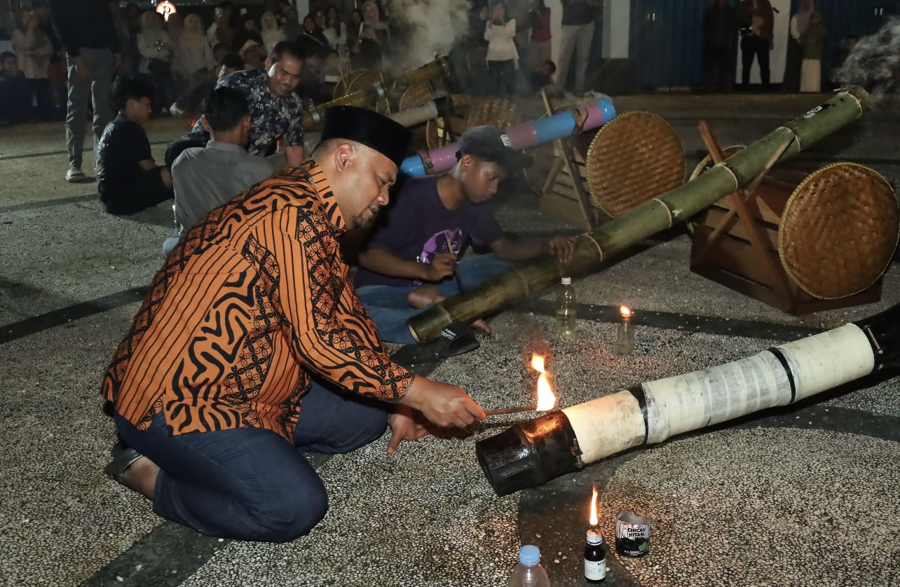Dentuman Meriam Buluh Meriahkan Malam Ramadan di Kota Siak.