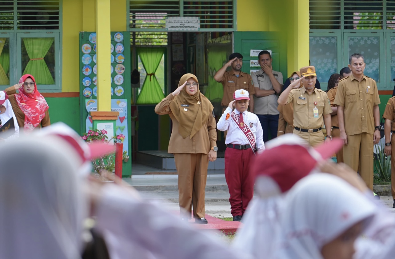 Kenang Masa Kecil, Bupati Afni Berbagi Kisah dengan Guru dan Pelajar